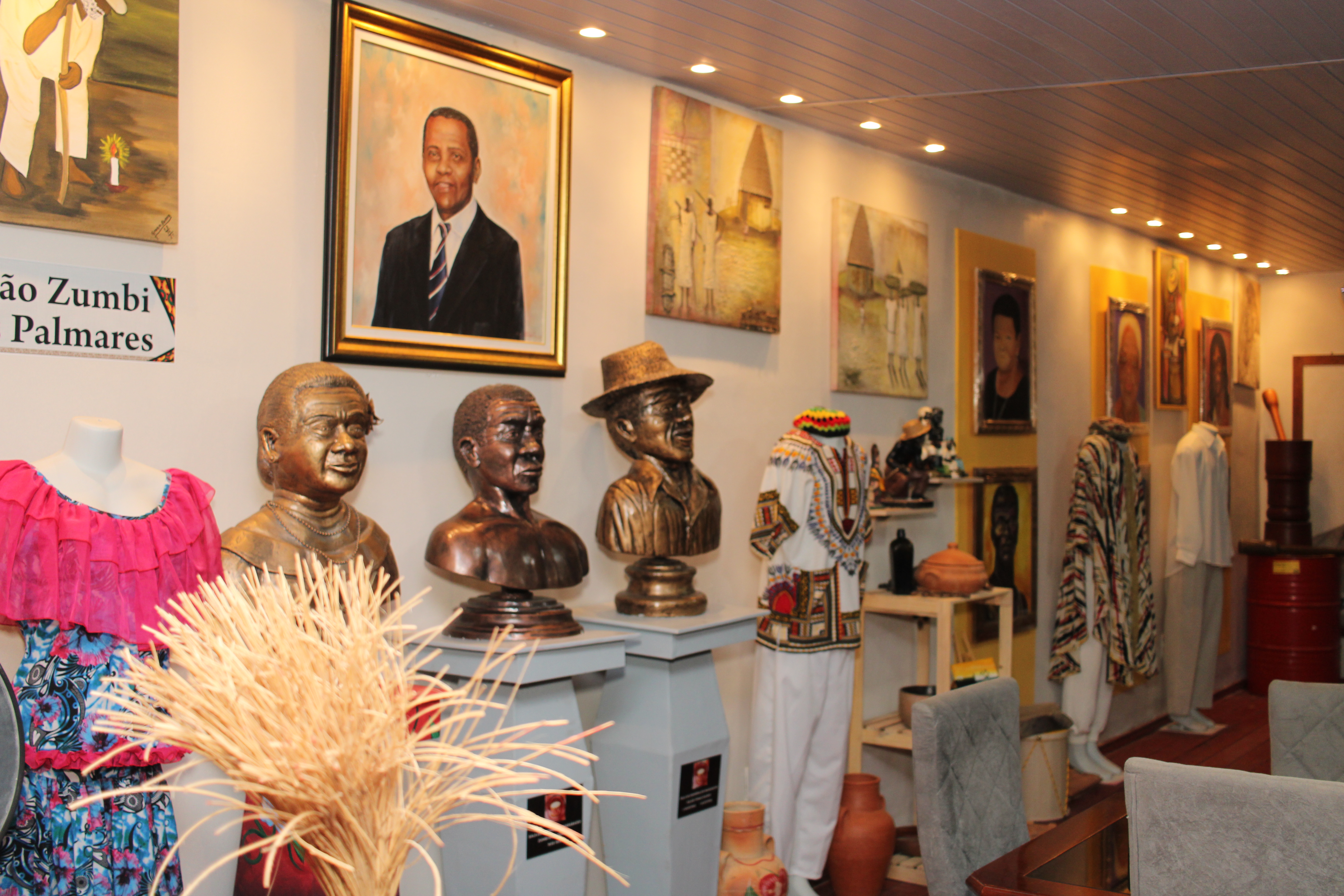 Parte interna do Museu onde estão quadros, bustos, roupas e utensílios usados por pretos e descendentes no Amapá. Foto: Hiroshi Koga